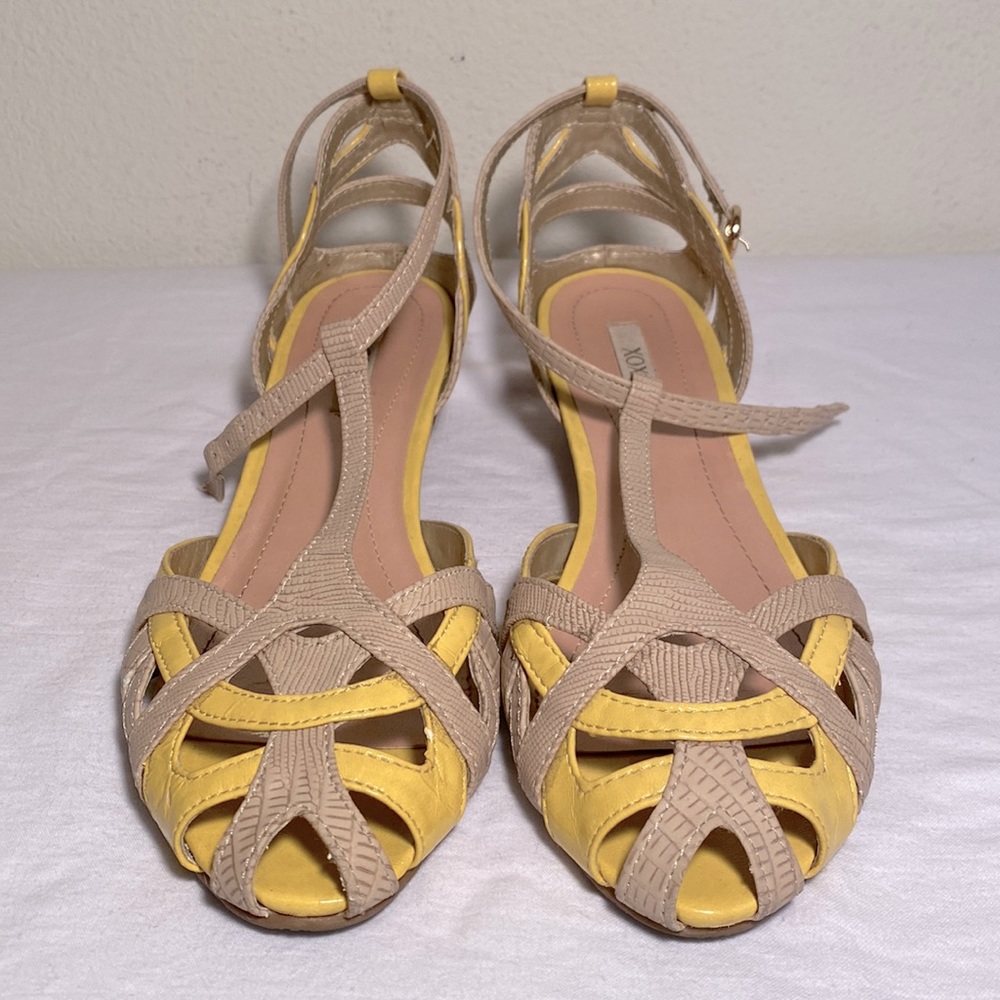 XOXO Sandas, yellow, size 8.
